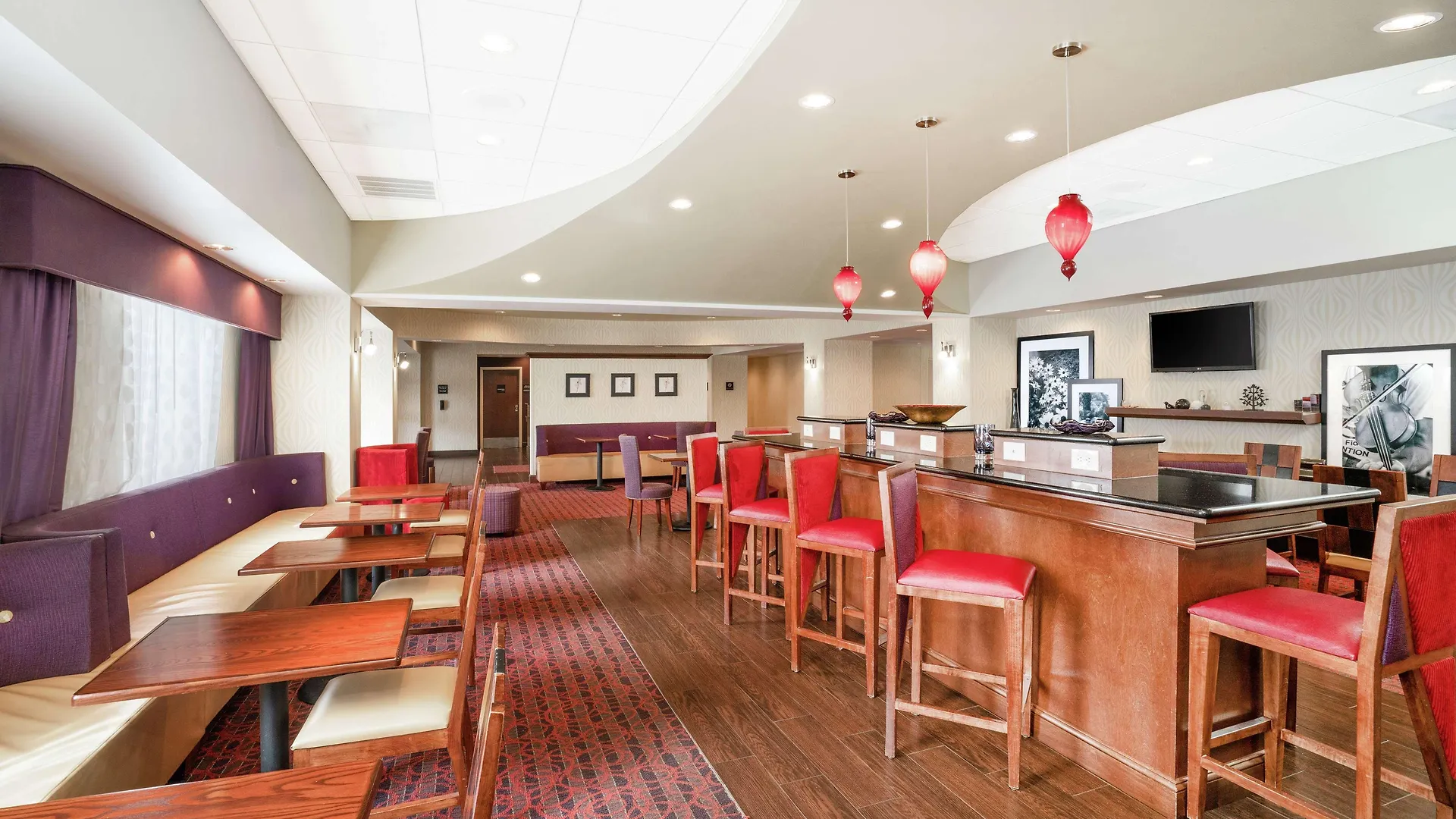 Hampton Inn Richmond - Airport Сандстон Отель