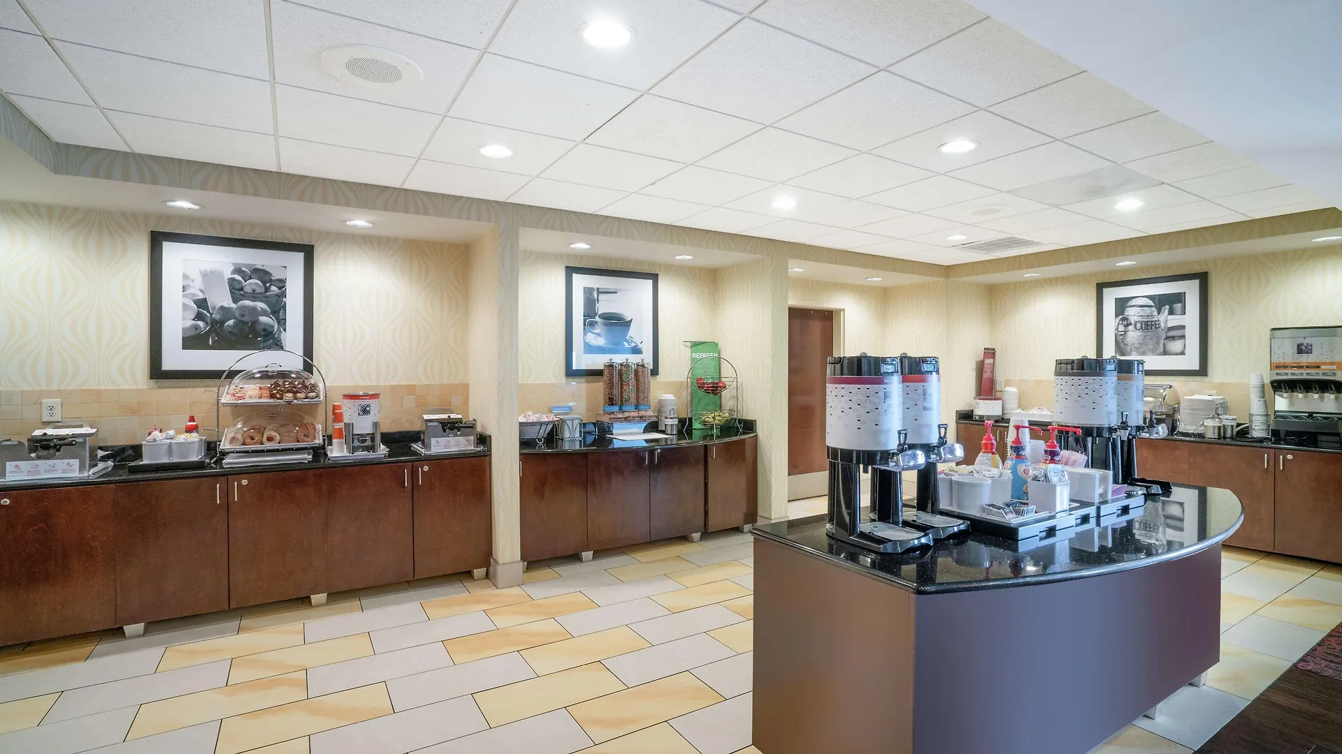 Отель Hampton Inn Richmond - Airport Сандстон