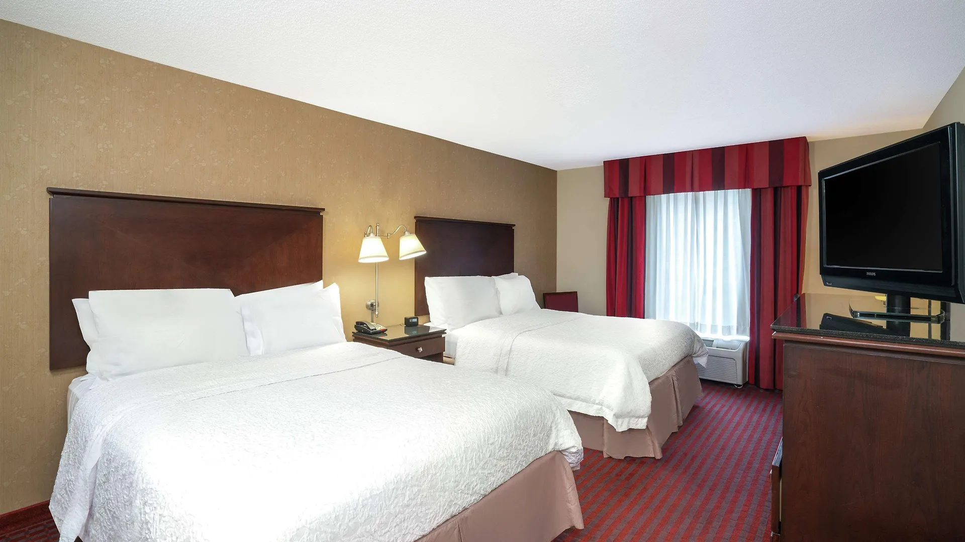 Hampton Inn Richmond - Airport Сандстон Отель