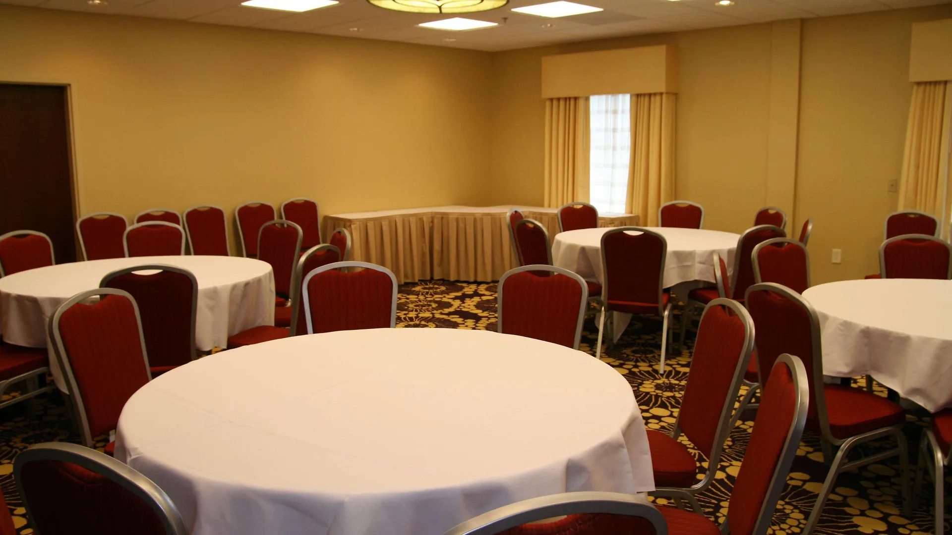 Hampton Inn Richmond - Airport Сандстон Отель